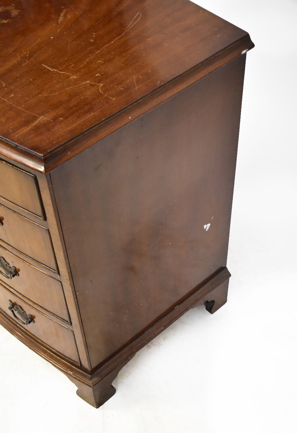 An early 20th century mahogany bow-fronted chest of four graduated drawers, raised on bracket feet, - Bild 3 aus 5