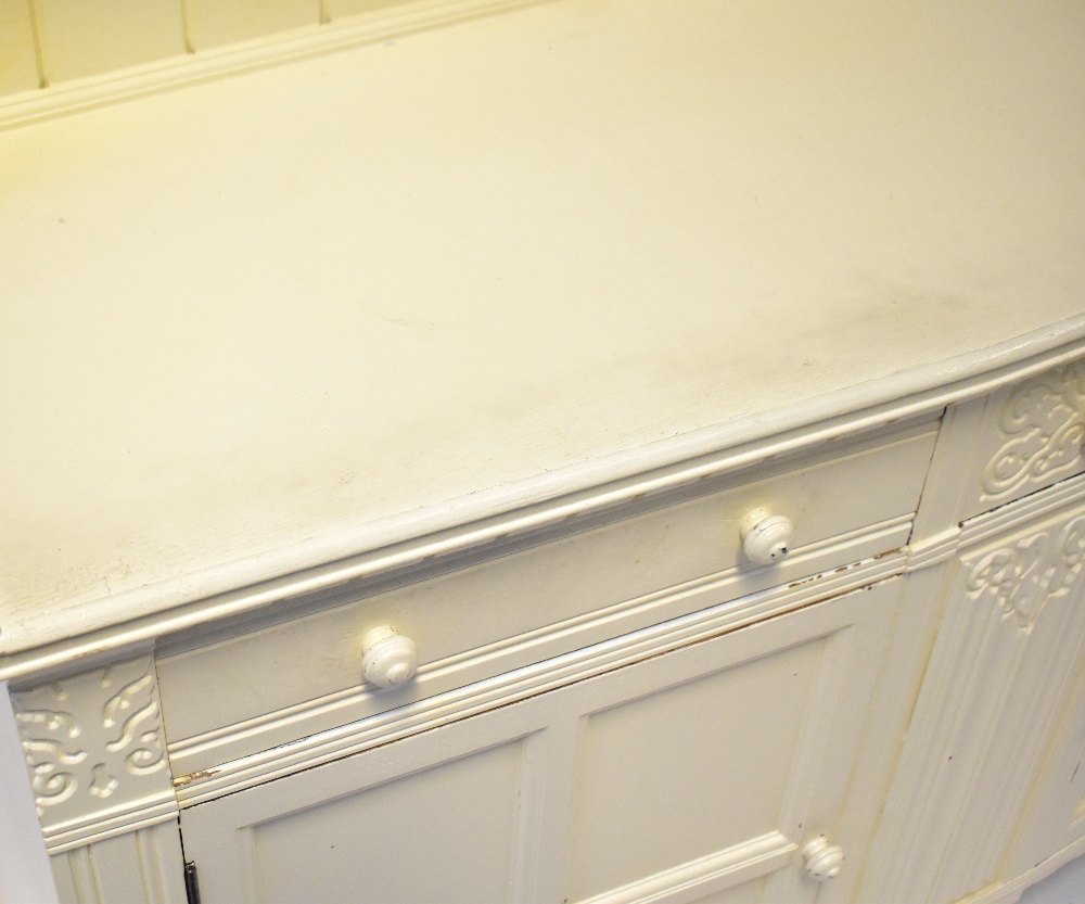 An early 20th century white painted dresser, - Bild 2 aus 4