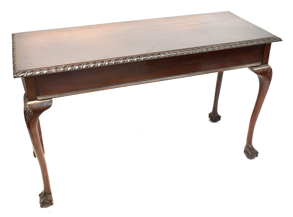A 19th century mahogany side table, the rectangular top with gadrooned borders, - Bild 2 aus 2