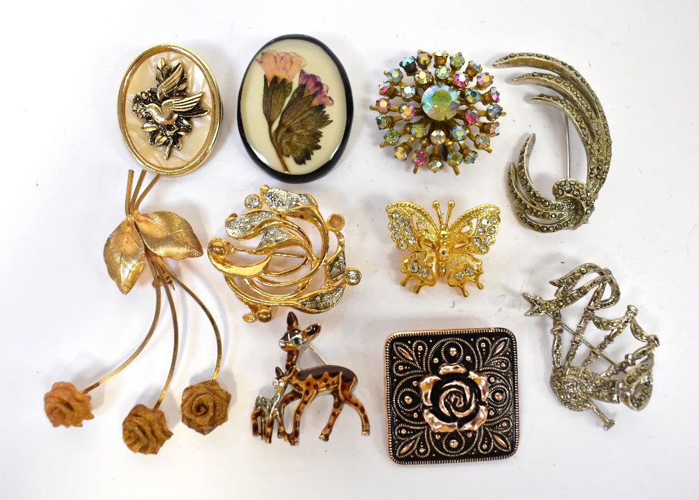 Ten various vintage costume brooches.