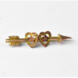 A 9ct gold arrow and double love heart bar brooch, length approx 4cm, approx 1.4g.