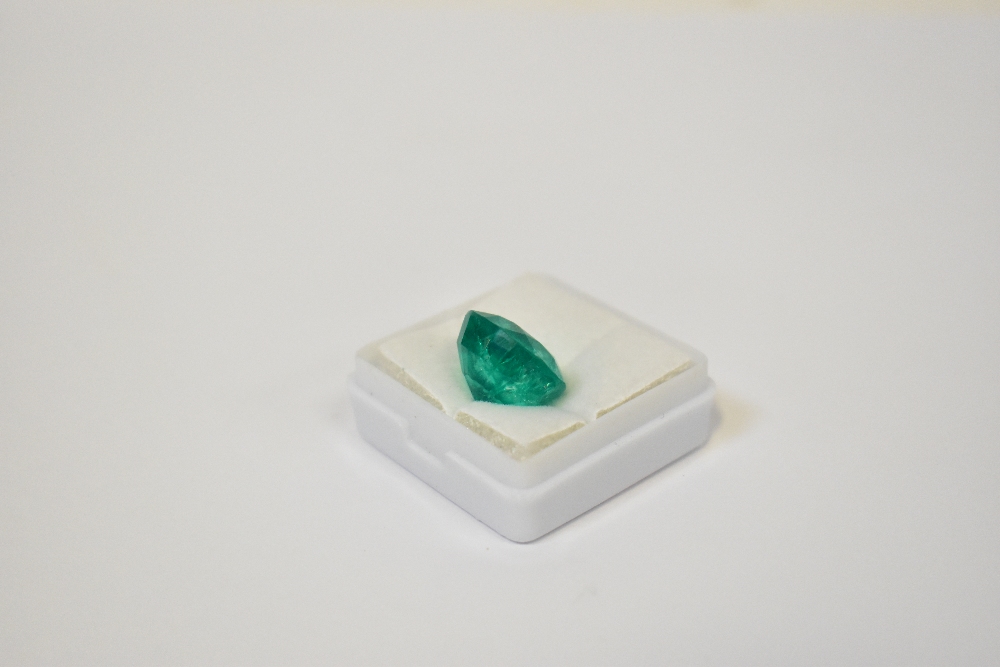 A loose 9.77 carat round emerald with GIL Laboratory Certificate. - Image 2 of 3
