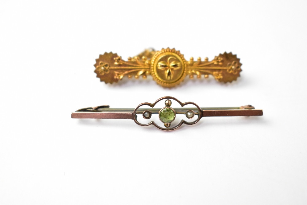 Two antique gold bar brooches comprising a 9ct gold bar brooch with bezel set peridot flanked by a - Image 2 of 2