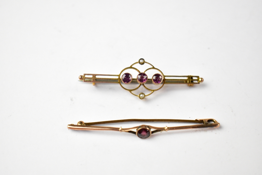 Two late 19th/early 20th century 9ct gold brooches comprising a bar brooch with a centred bezel set - Image 2 of 2