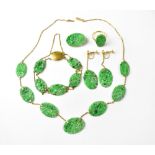 A Chinese 18ct gold and spinach jade parure of jewellery,
