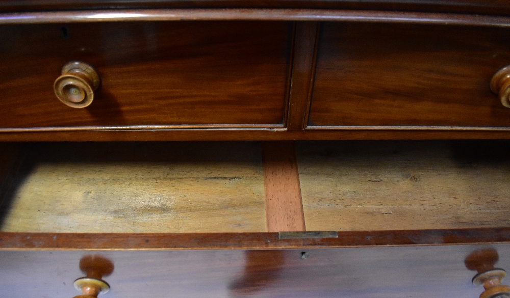 A Victorian mahogany Scottish chest of two short over three long drawers with a cushion drawer - Bild 5 aus 6