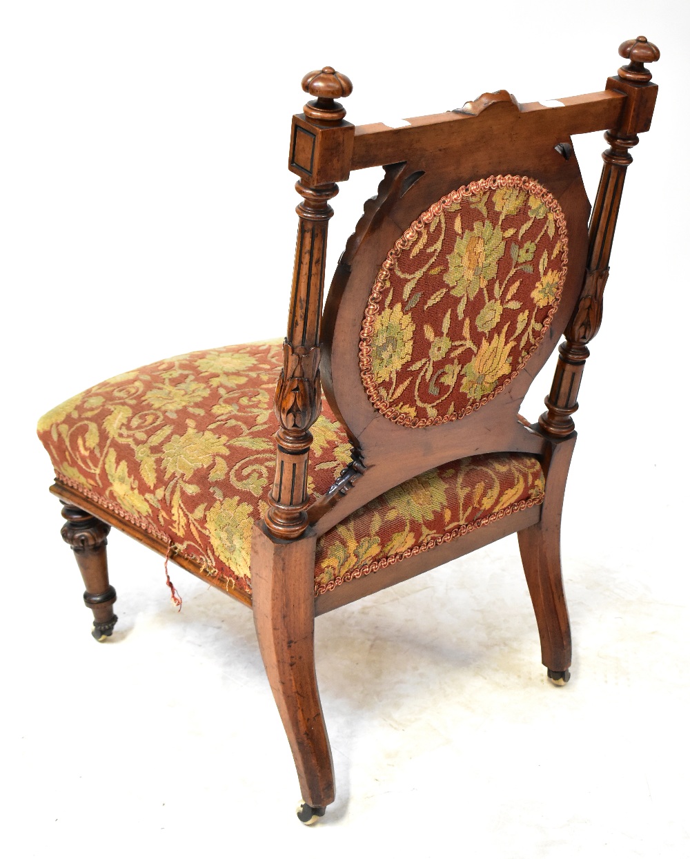 A Victorian walnut nursing chair, circular pad back rest with bow and swag decoration, - Bild 2 aus 2