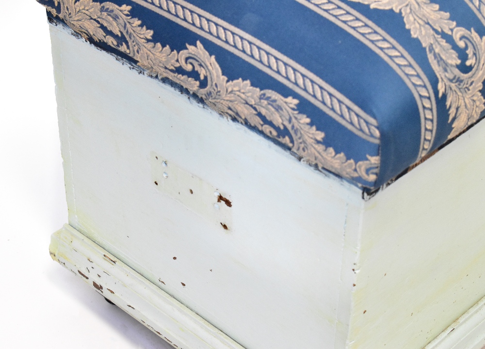 A pale blue painted pine ottoman with upholstered hinged lid, raised on castors, 56 x 90 x 47cm. - Bild 2 aus 3