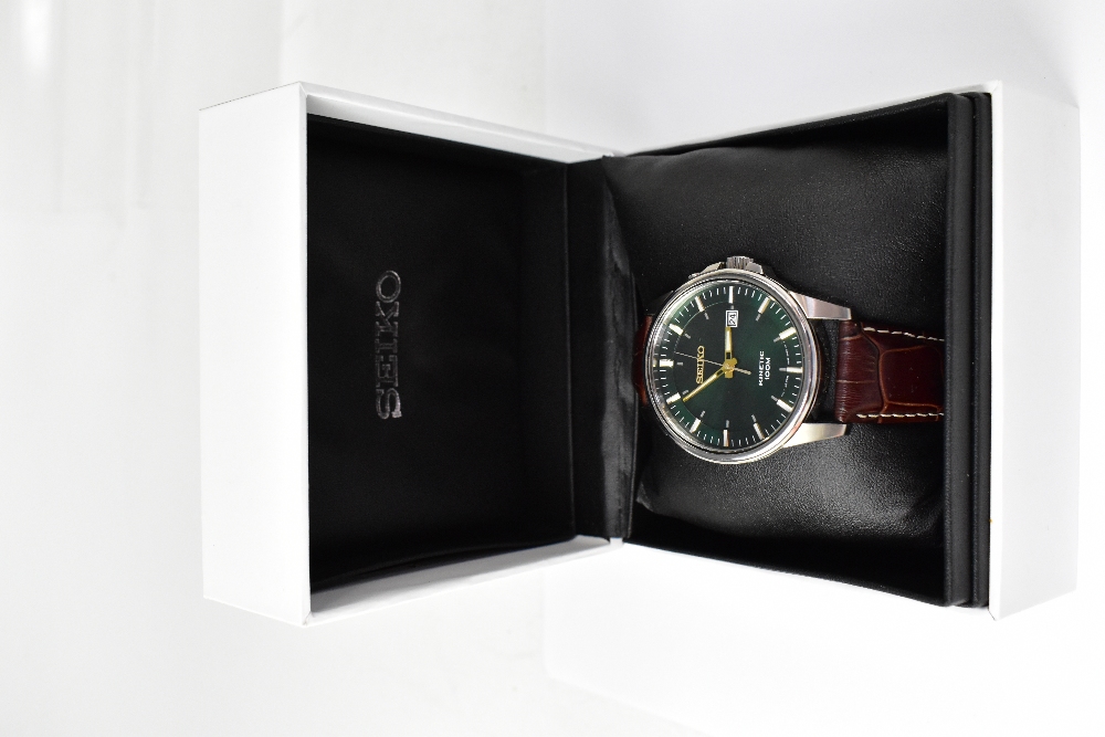 SEIKO; a modern gentlemen's stainless steel 'Kinetic' calendar wristwatch with green dial, - Bild 3 aus 3