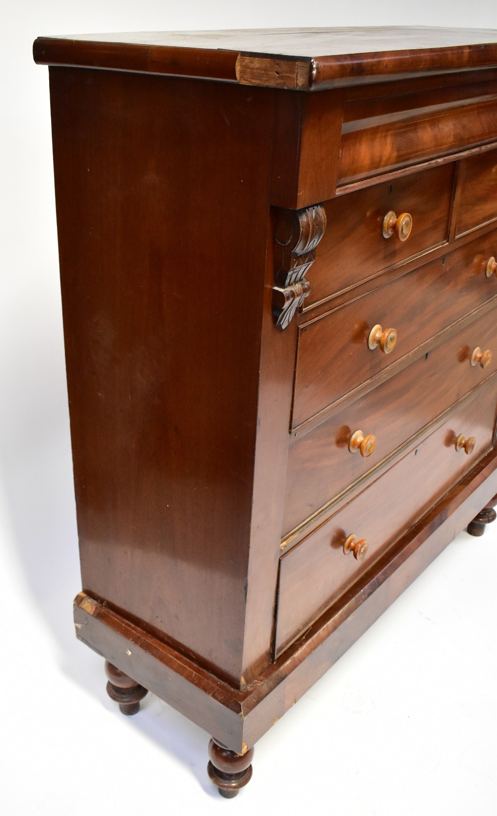 A Victorian mahogany Scottish chest of two short over three long drawers with a cushion drawer - Bild 2 aus 6