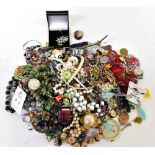 A good quantity of antique, vintage and modern costume jewellery, to include rings, brooches,