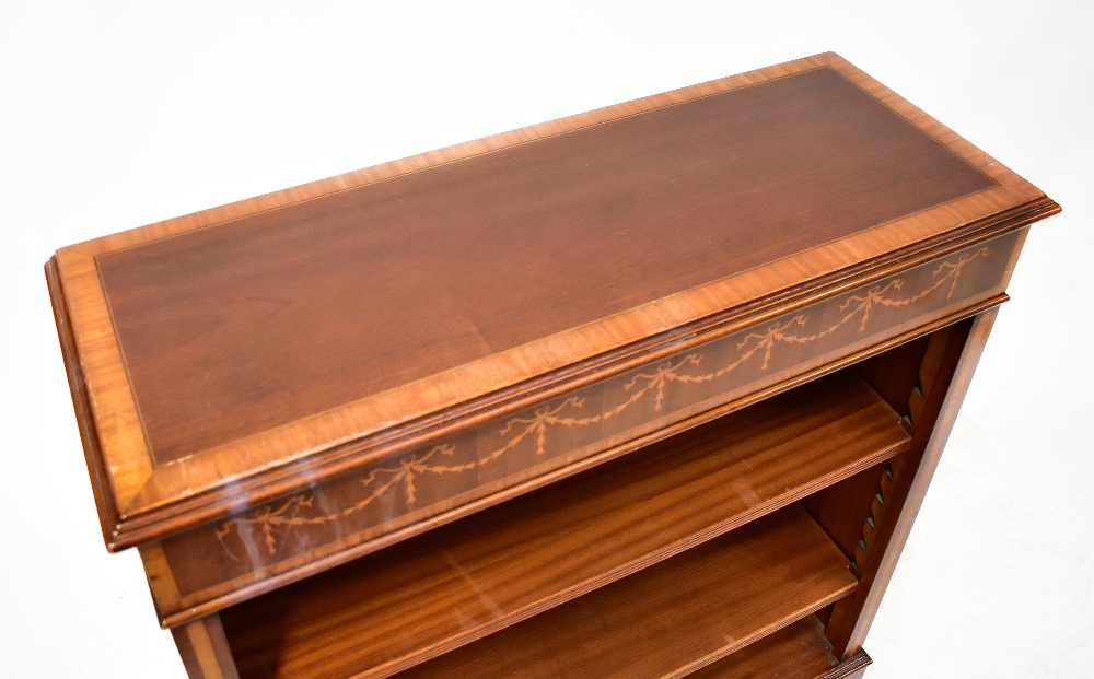 An Edwardian-style inlaid mahogany floor standing bookshelf with inlaid tulip wood swag design - Bild 2 aus 3