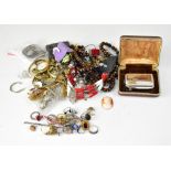 Various items of modern, vintage and antique costume jewellery, to include necklaces, brooch,