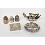 A small mixed lot of hallmarked silver to include a Continental silver model of a gondola with