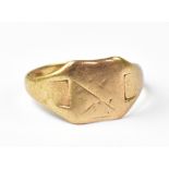 A gentlemen's vintage 9ct gold signet ring with square top, size Q, approx 2g.