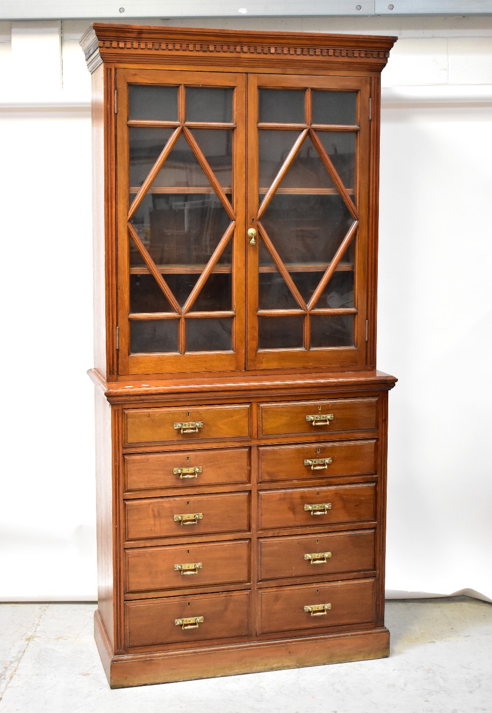 An early 20th century walnut break-front corner bookcase, - Bild 5 aus 5