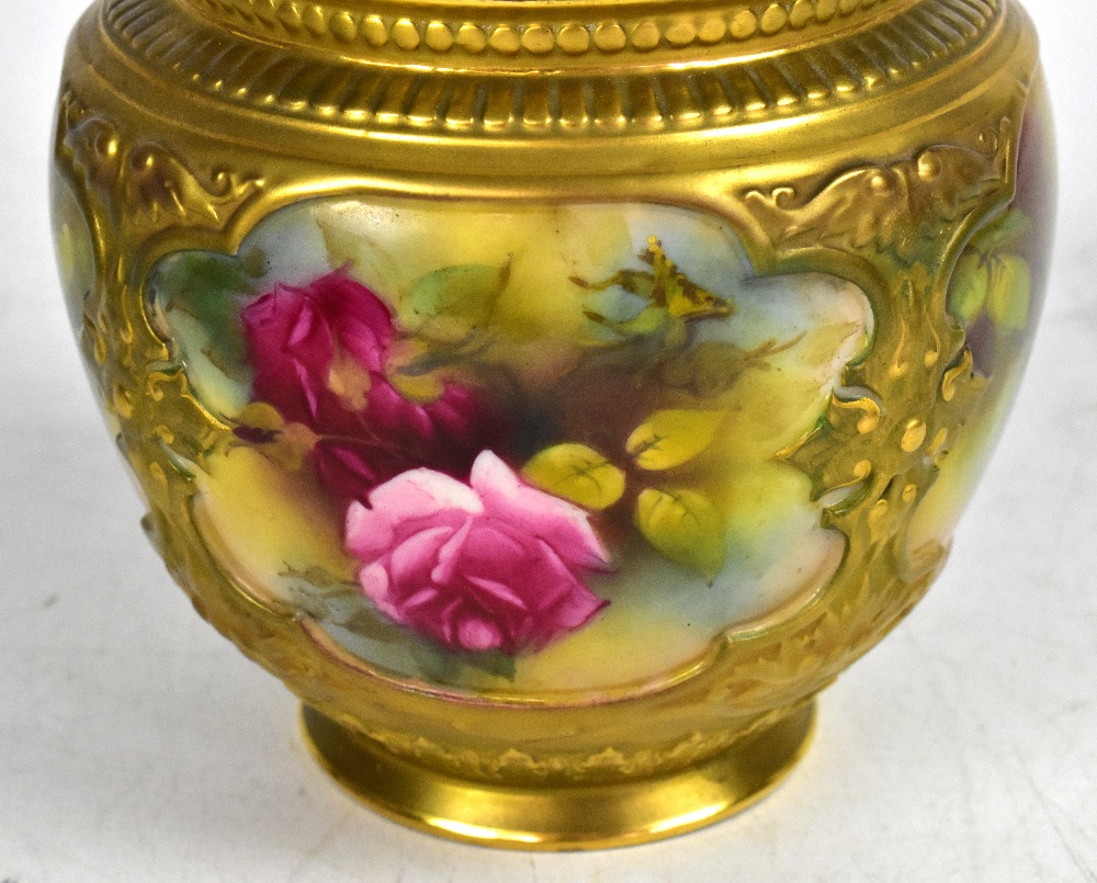 ROYAL WORCESTER; an early 20th century potpourri with pierced lid, - Bild 3 aus 4