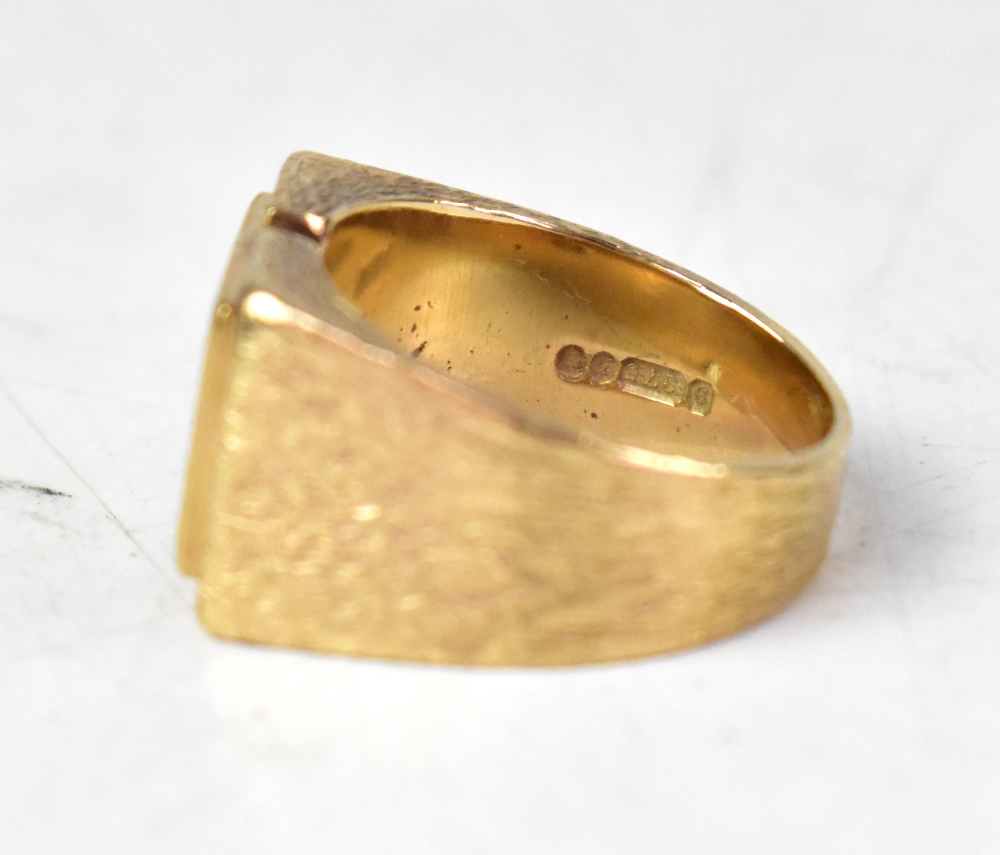 A gentlemen's heavy 9ct gold signet ring, the central panel with initials 'ML', - Bild 2 aus 3