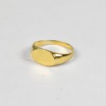A gentlemen's vintage 9ct gold oval top blank signet ring, size N, approx 2.5g.
