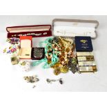A quantity of modern, vintage and antique costume jewellery, to include necklaces, chains,