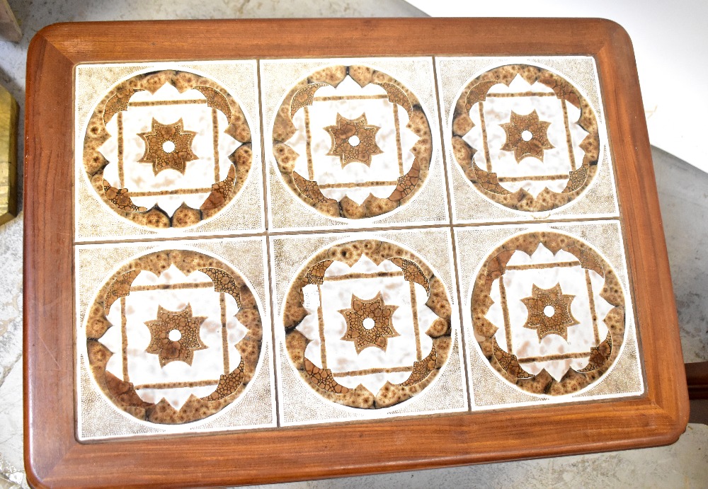 A pair of mid-20th century teak tile-topped side tables, - Bild 2 aus 2