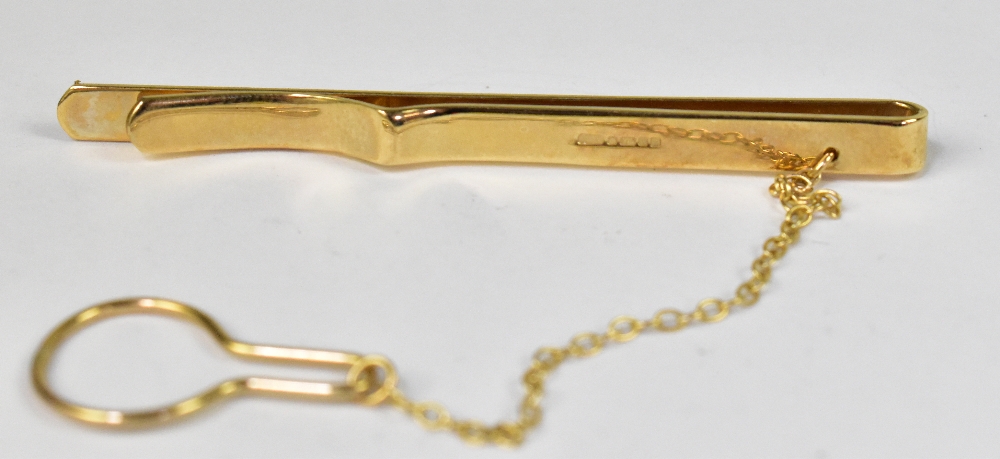 A gentlemen's vintage 9ct gold tie clip, with a single line of engine turned decoration, - Bild 2 aus 2