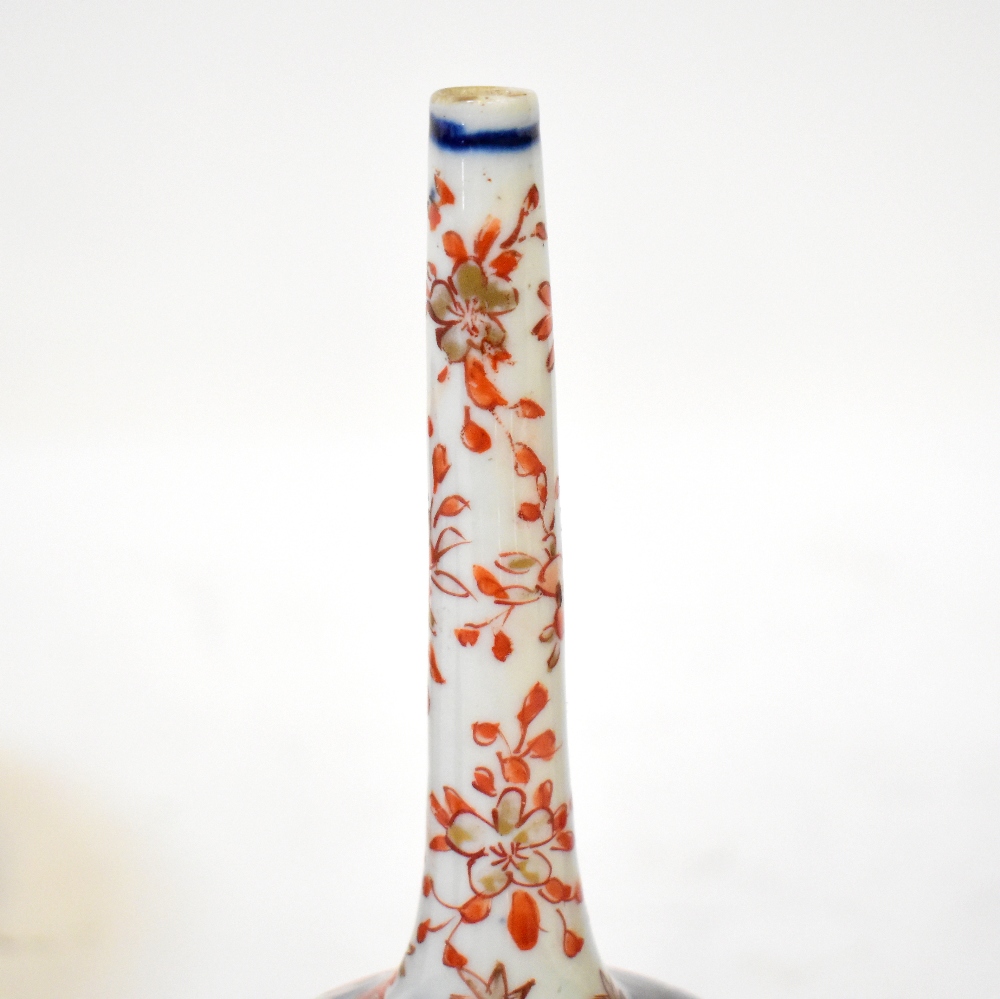Three pieces of 19th century Imari pattern porcelain, comprising an onion-shaped single stem vase, - Bild 3 aus 3