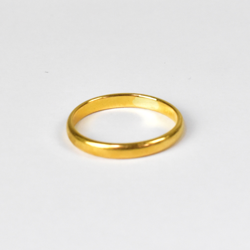 A 22ct gold wedding band, size O, an 18ct yellow gold and platinum band set with small stones, - Bild 5 aus 6