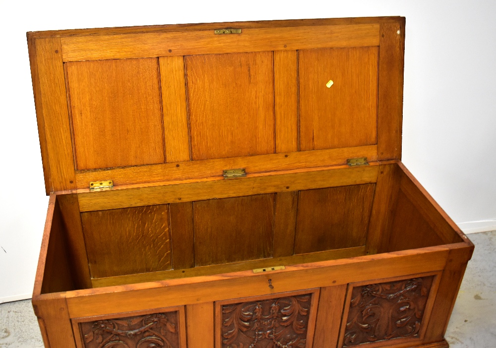 A reproduction oak bedding box with carved front panels of floral design, - Bild 2 aus 3
