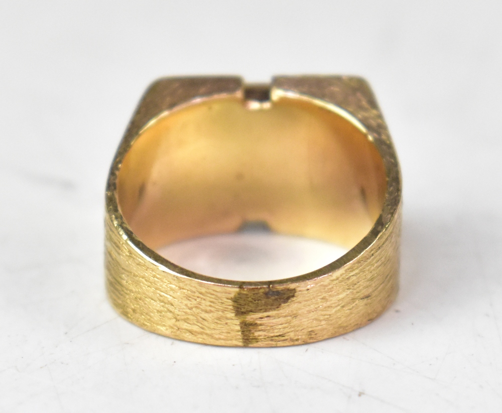 A gentlemen's heavy 9ct gold signet ring, the central panel with initials 'ML', - Bild 3 aus 3
