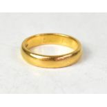 A 22ct yellow gold wedding band, approx 10.9g.