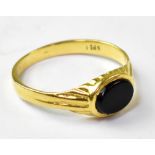 An 18K gentlemen's signet ring inset with oval black onyx panel. size Q, approx 2.5g.