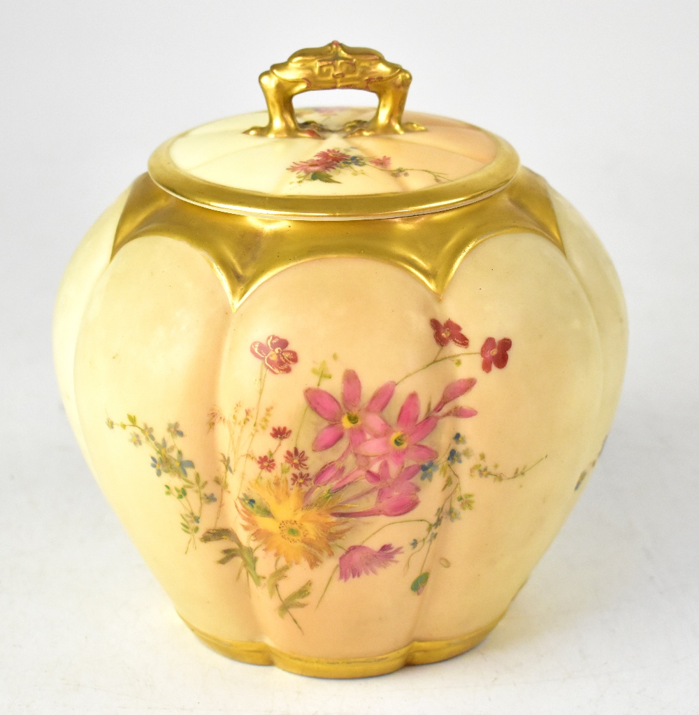 ROYAL WORCESTER; a blush ivory floral decorated globular jar and cover, - Bild 2 aus 4