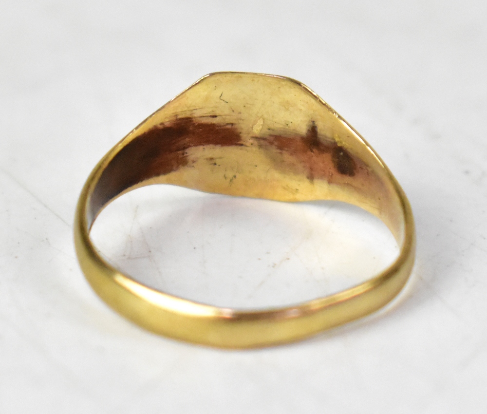 A small 9ct gold signet ring, with diagonally separated top, - Bild 3 aus 3