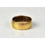 A vintage 9ct gold band ring with geometric pattern to the middle and beaded edge, size Q, approx 3.