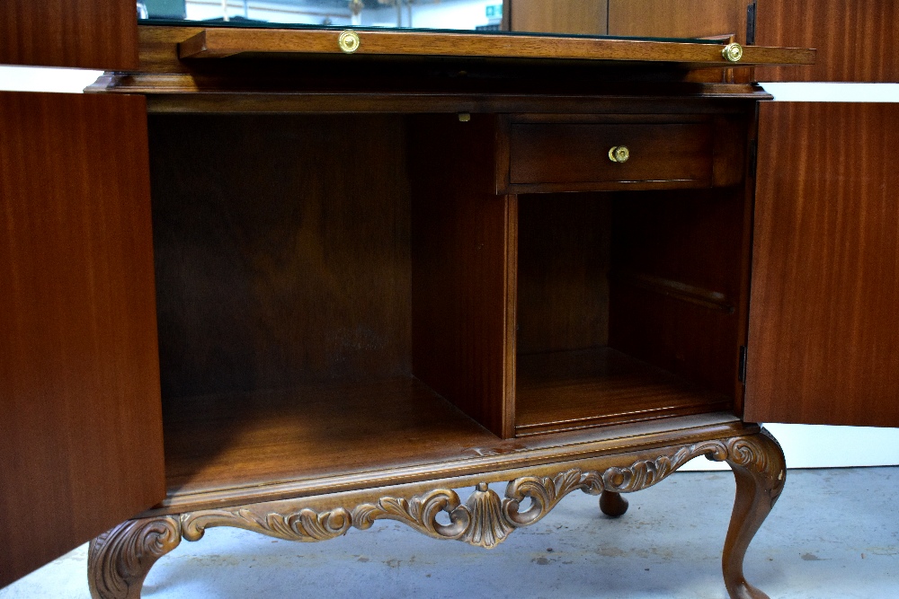 A reproduction walnut veneered cocktail cabinet, - Bild 5 aus 7