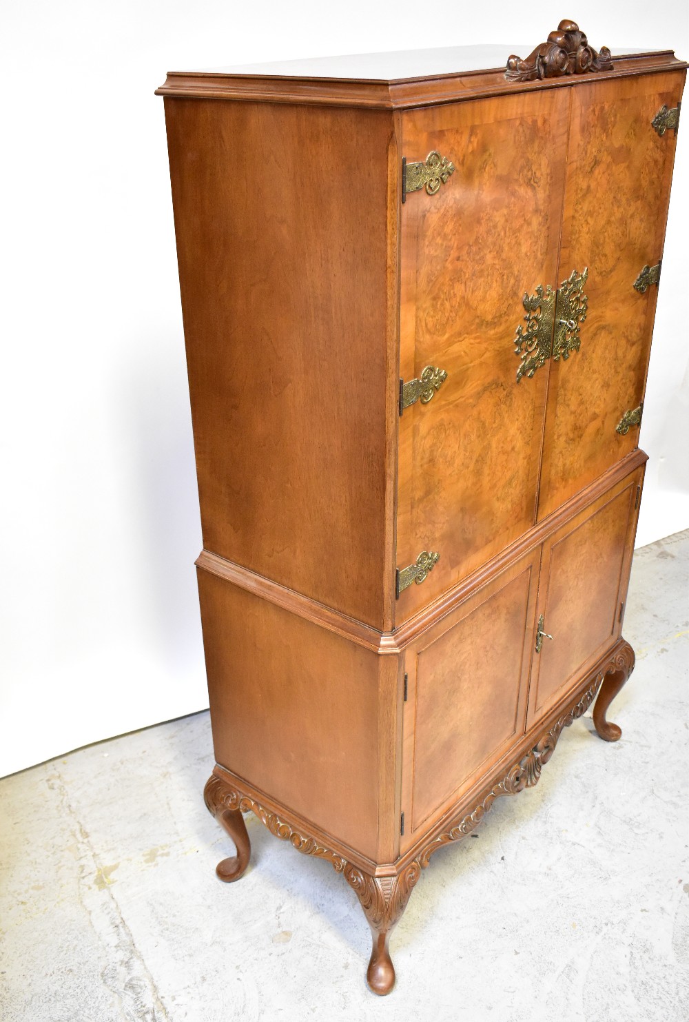 A reproduction walnut veneered cocktail cabinet, - Bild 6 aus 7