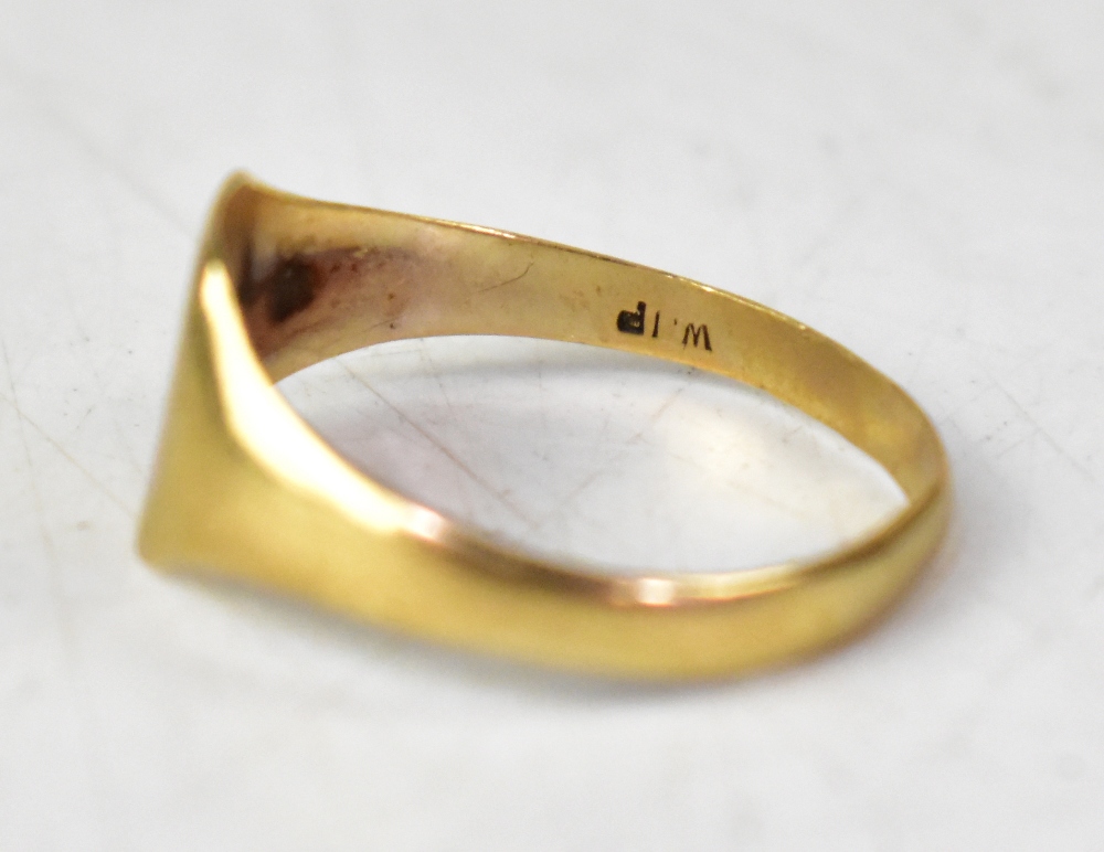 A small 9ct gold signet ring, with diagonally separated top, - Bild 2 aus 3