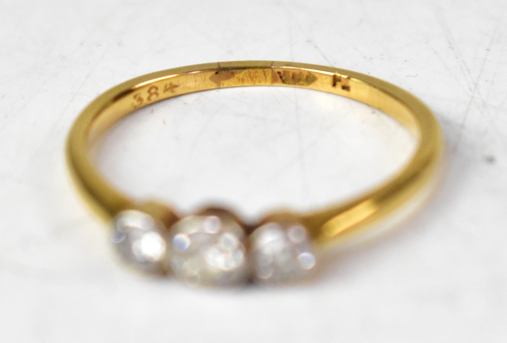 An 18ct yellow gold three-stone diamond ring, - Bild 3 aus 3