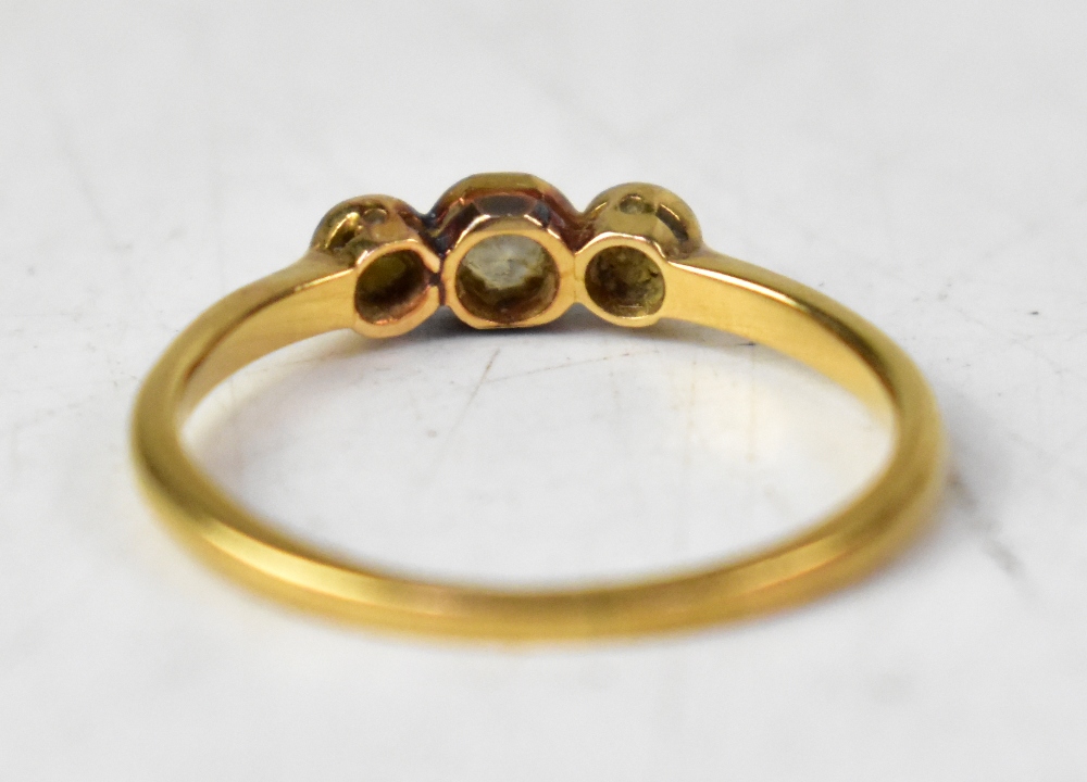 An 18ct yellow gold three-stone diamond ring, - Bild 2 aus 3