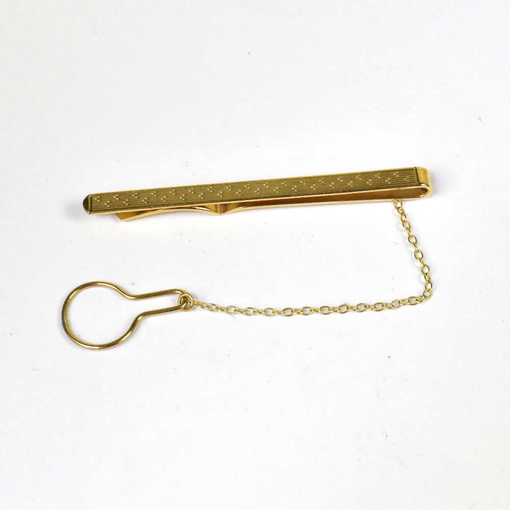 A gentlemen's vintage 9ct gold tie clip, with a single line of engine turned decoration,