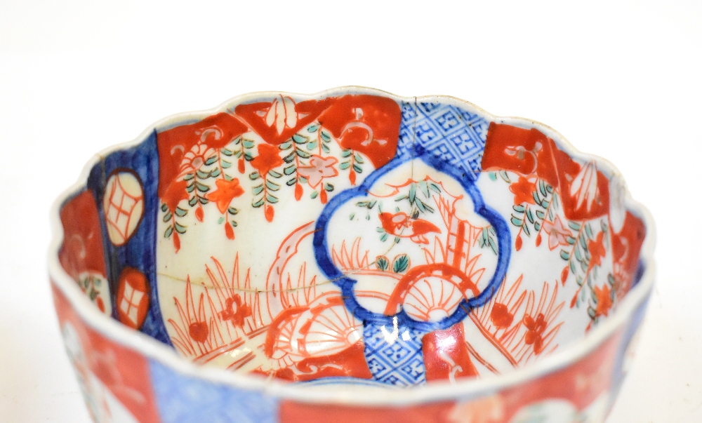 Three pieces of 19th century Imari pattern porcelain, comprising an onion-shaped single stem vase, - Bild 2 aus 3