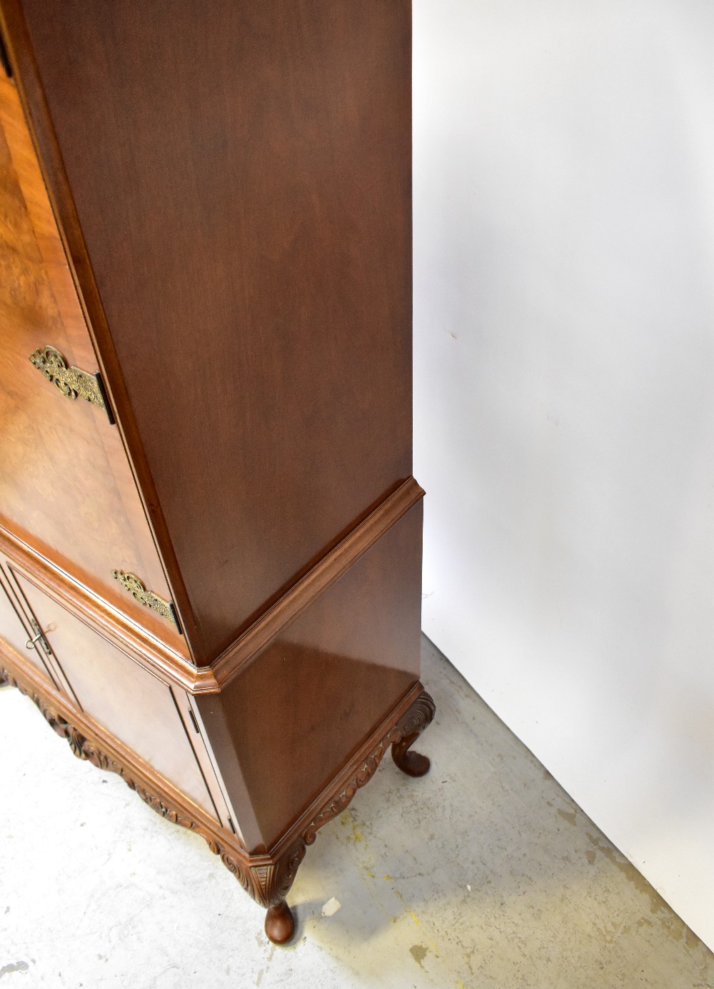 A reproduction walnut veneered cocktail cabinet, - Bild 7 aus 7