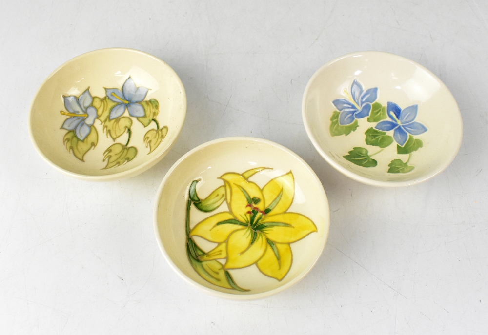 MOORCROFT; three shallow bowls, one with a yellow lily, the others with periwinkle-style decoration, - Bild 2 aus 3