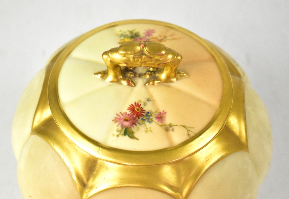 ROYAL WORCESTER; a blush ivory floral decorated globular jar and cover, - Bild 3 aus 4