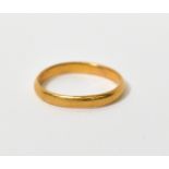 A 22ct yellow gold wedding band, size N/