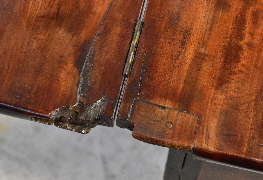 A George II mahogany fold-over tea table - Bild 6 aus 7