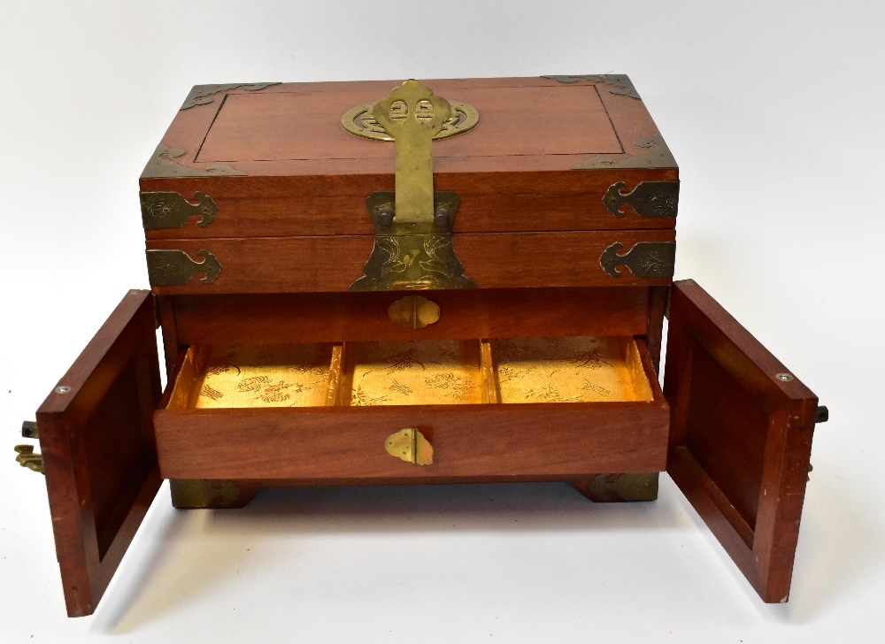 A 20th century Chinese hardwood jeweller - Bild 3 aus 7