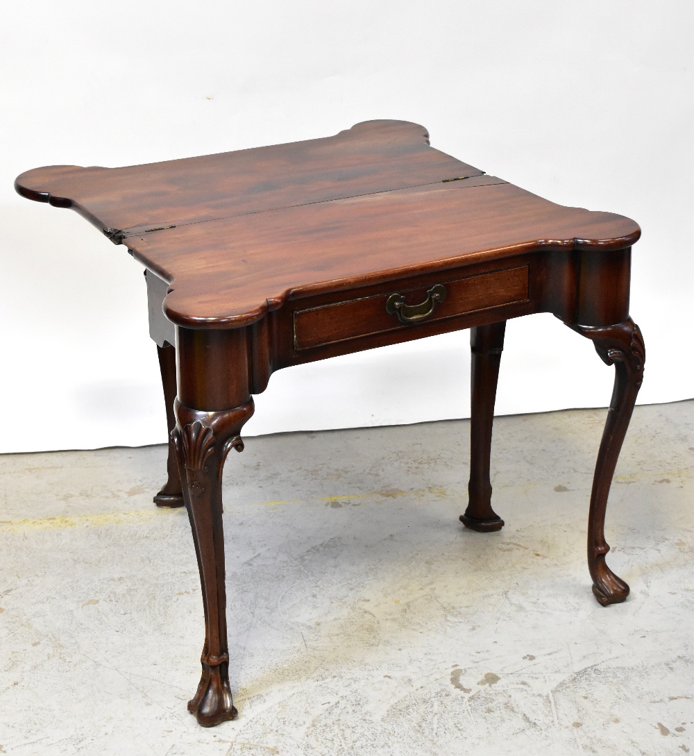 A George II mahogany fold-over tea table - Bild 4 aus 7