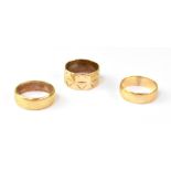 Three 9ct yellow gold wedding bands, siz